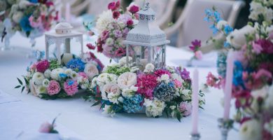 centro de mesa con velas y flores